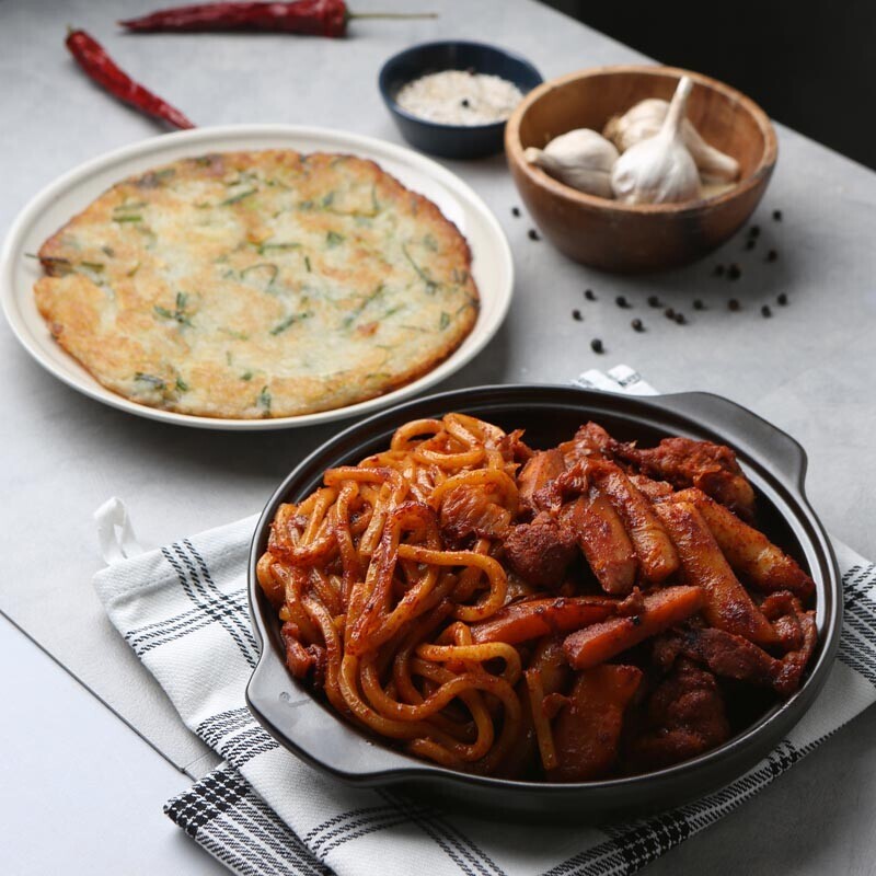 춘천 계절 닭갈비 한끼세트 (닭갈비 2인세트 & 냉동감자전)