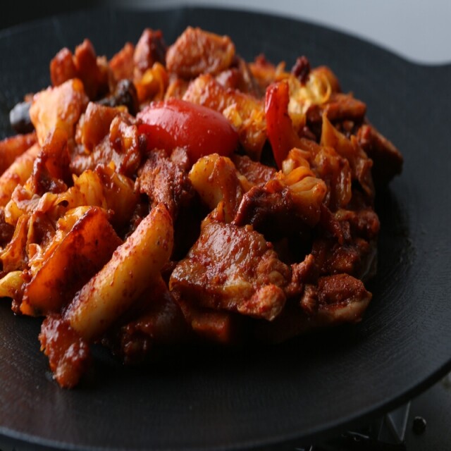 강원더몰,[6월 특가세일]춘천 계절 양념 닭갈비 6인분 선물용 밀키트
