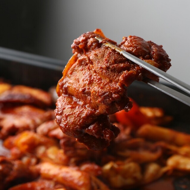 강원더몰,[6월 특가세일]춘천 계절 양념 닭갈비 6인분 선물용 밀키트